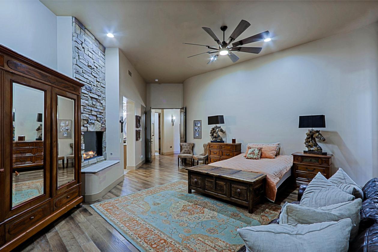 Exceptional 5 Acre Estate with a Designer Barn - photo 19