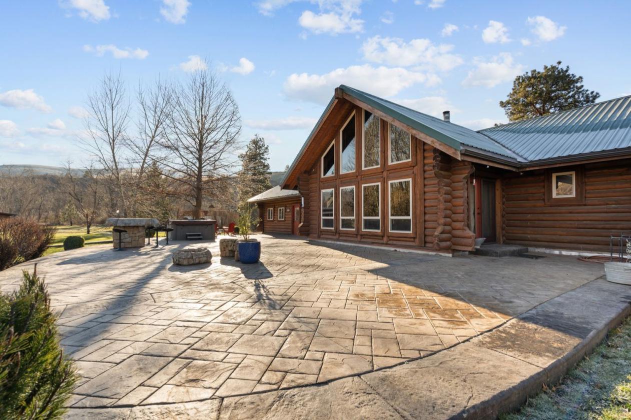 Horse property w/beautiful Log home - photo 8