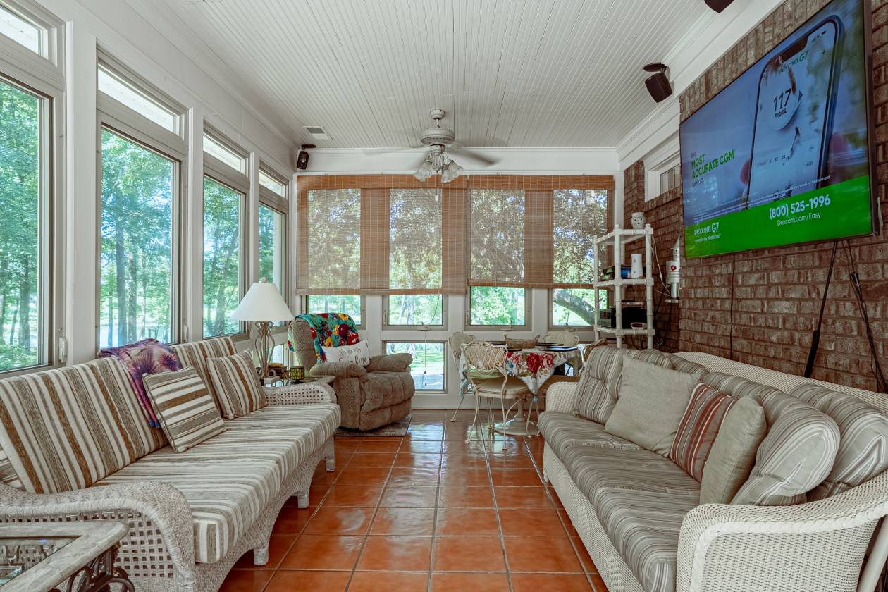 Horse property with several homes - photo 16