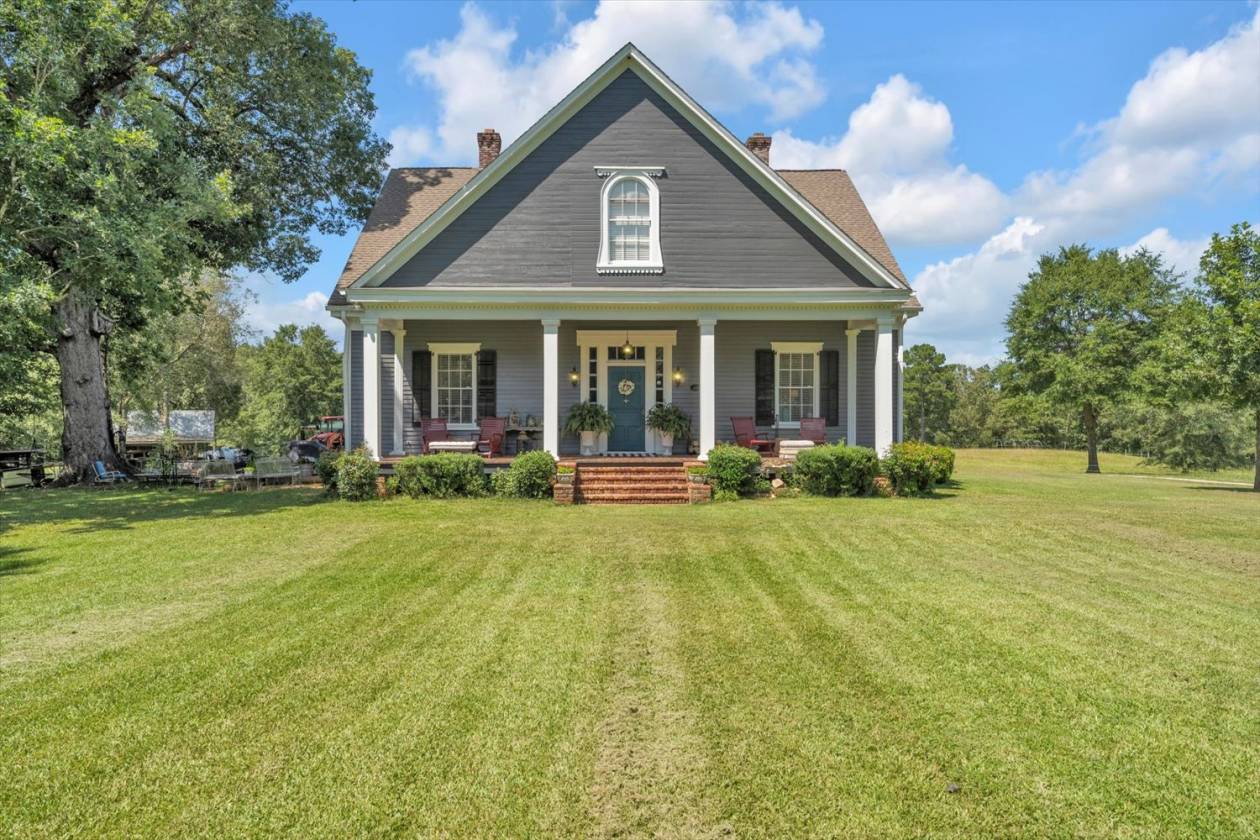 Luxury Country Estate-Horse barn, 44 Acres, Creeks - photo 1
