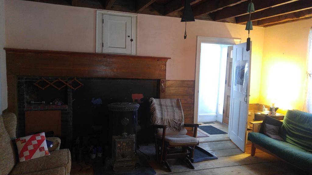 Classic antique centerchimney cape with large 2story, 3 stall barn