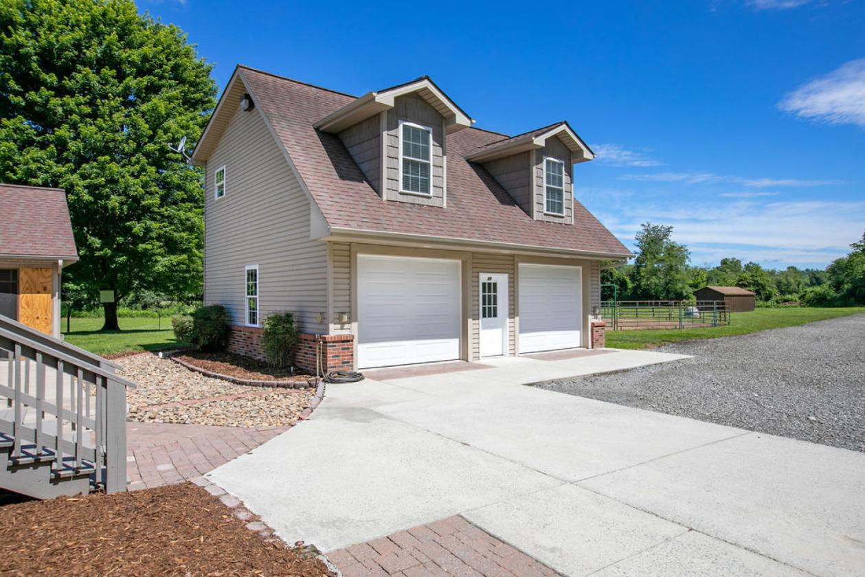 Stunning Equestrian Estate on 17 Acres - photo 6