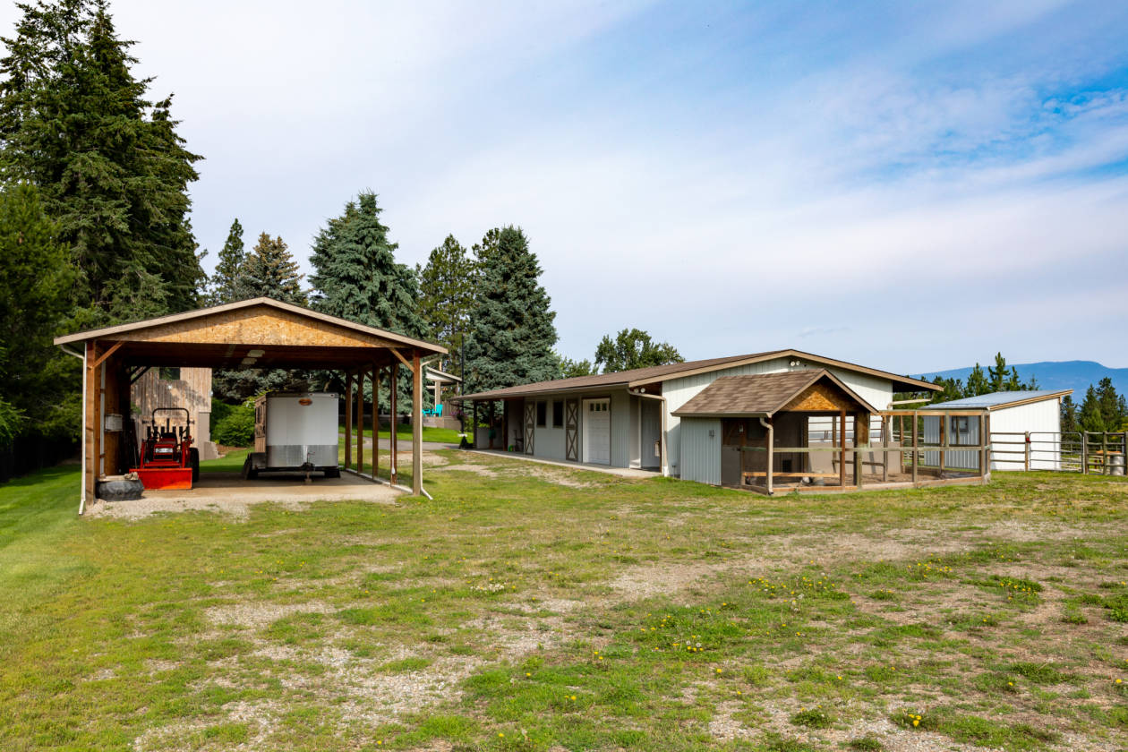 South East Kelowna acreage gem! Bring the horses! Kelowna, Central