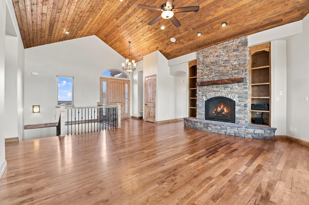 Gorgeous Mountain Contemporary Home on 35 Acres - photo 3