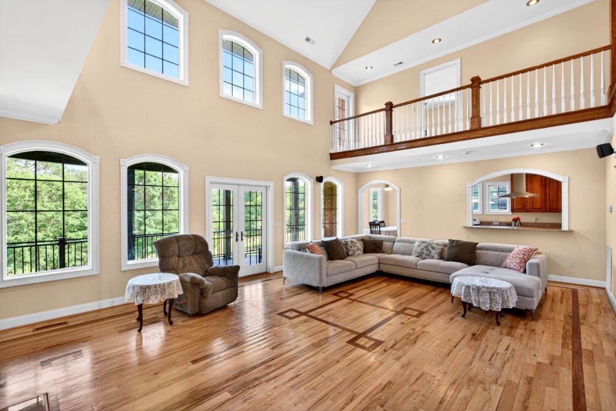 Lake Front Manor! - photo 9
