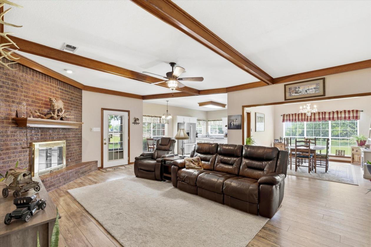 Luxury equestrian estate with a covered arena - photo 10