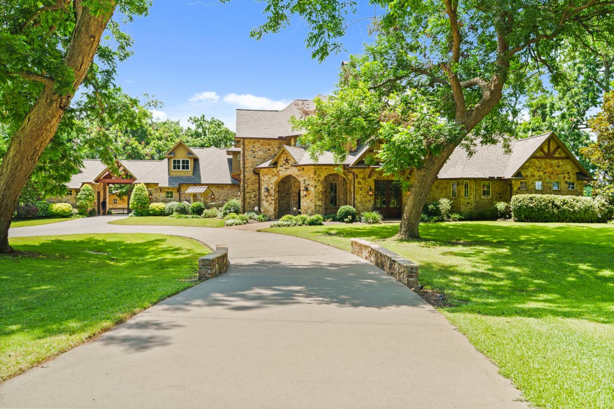Extraordinary Estate on 7.8 Acres, 6-Stall Barn, & Dressage Arena - photo 1