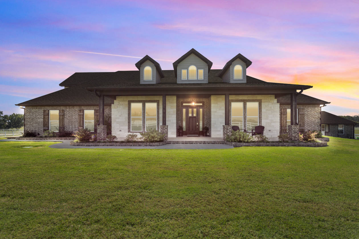 Custom built home in Stallion Lake Ranch with 5 acres... Lindale