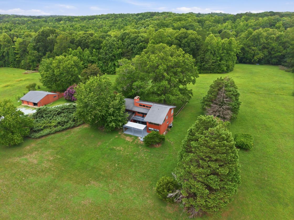 Grand Modern Farmhouse & Barn on almost 30 acres - photo 3