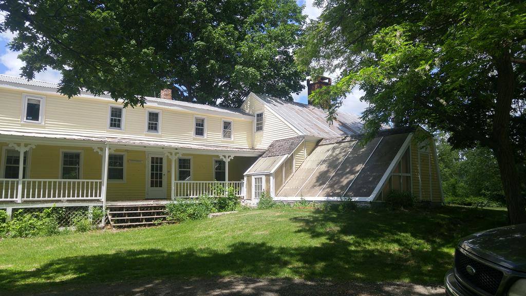 Classic antique centerchimney cape with large 2story, 3 stall barn