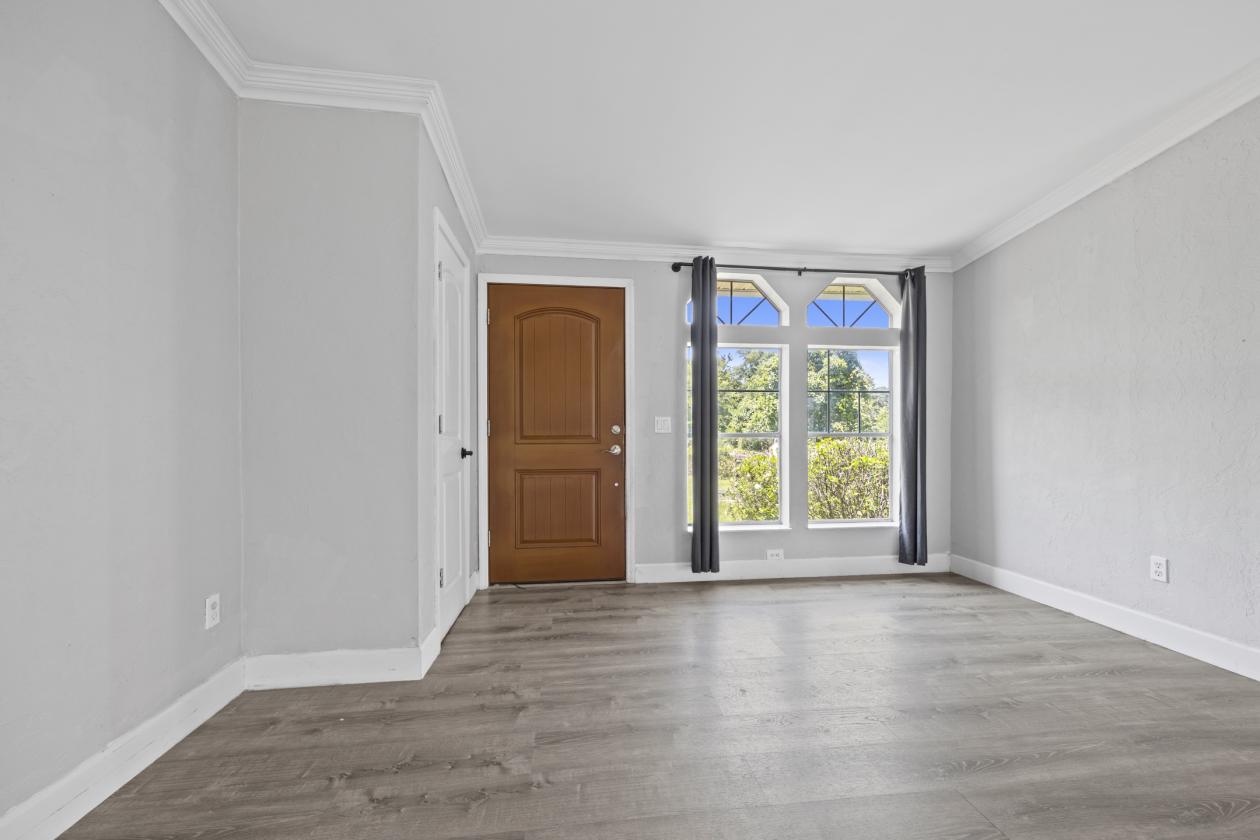 Beautiful Home and Acreage - photo 2