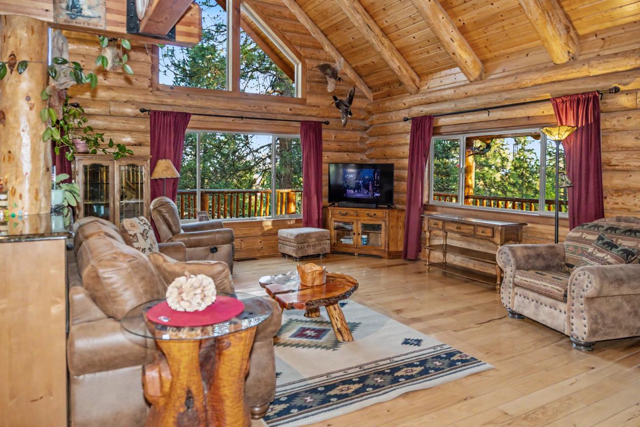 Stunning Log Home on 38.7 ac w/ barn & round pen - photo 15