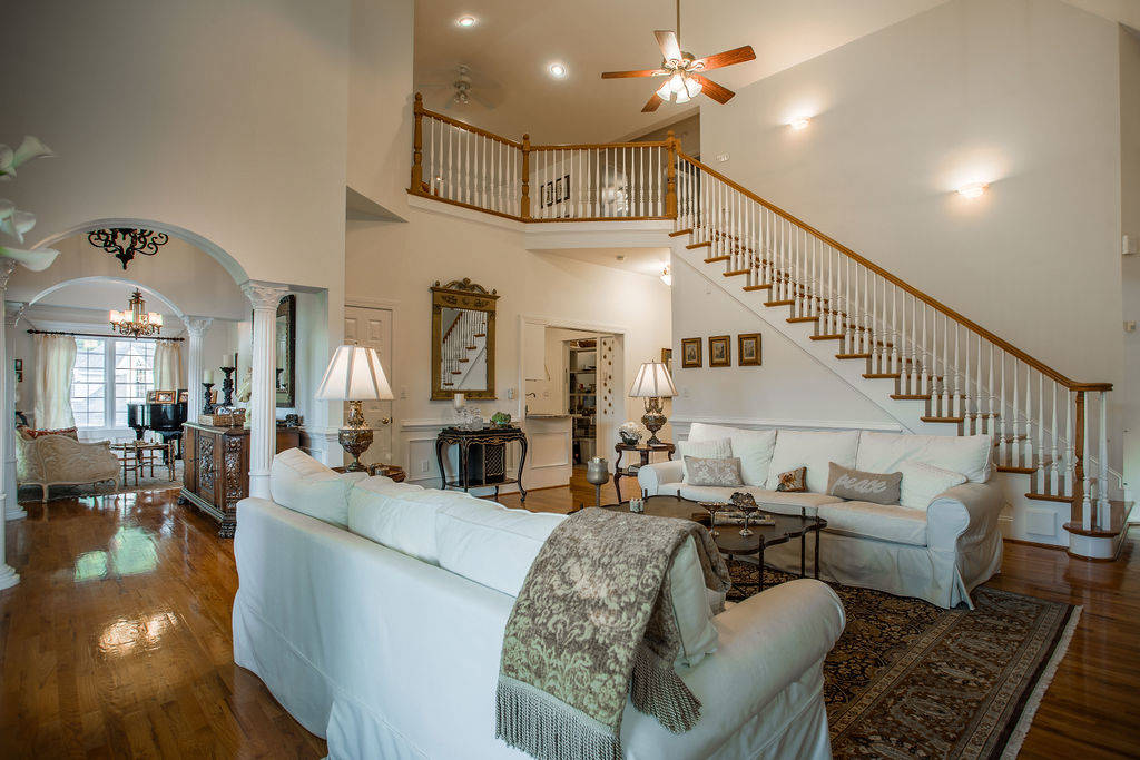 31 ACRE ESTATE WITH EQUESTRIAN AMENITIES AND INCREDIBLE MOUNTAIN VIEWS