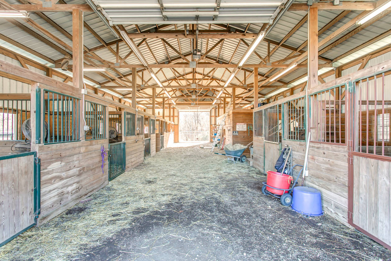 83+ Acre TN Horse Farm, Easy Commute to Nashville Columbia, Maury