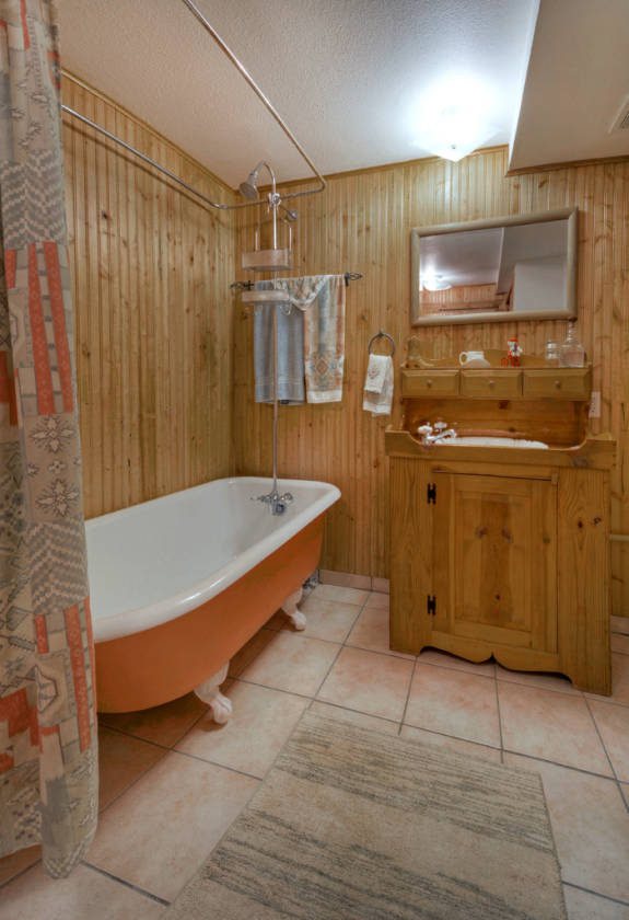 Scenic 137 acre Ranch with Spacious Main Home, Rental House