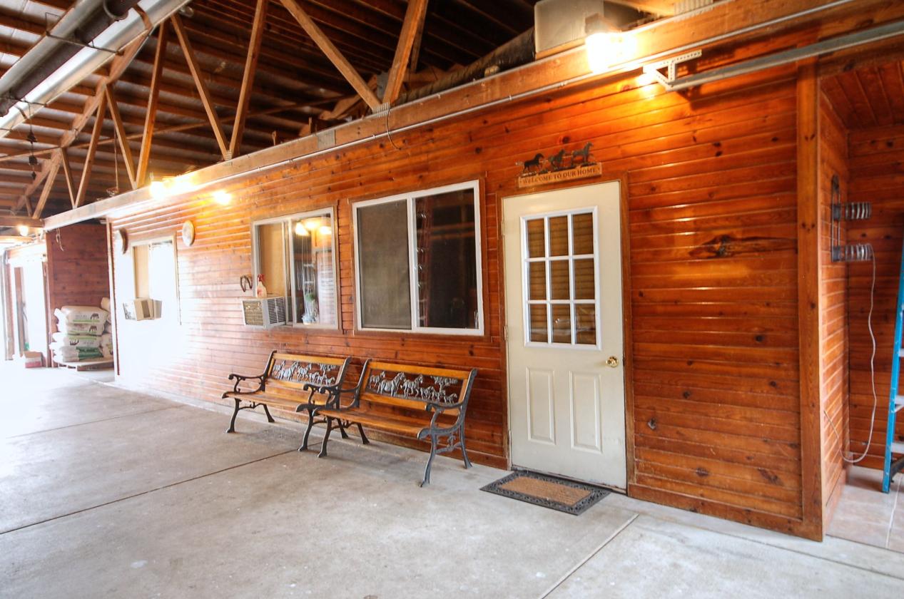 Morris horse farm with heated stable & Indoor - photo 9