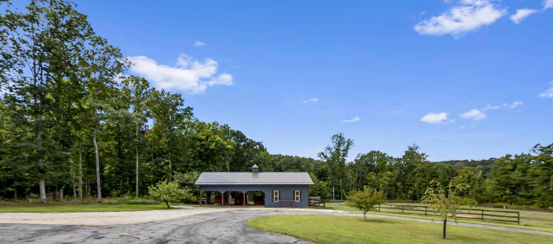 31 Acres, 5-Stall Barn & Luxury Home - photo 4