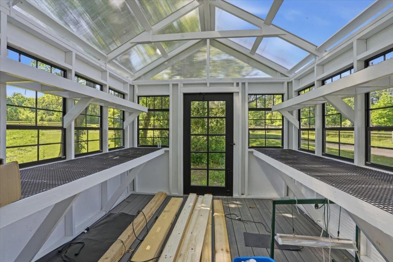 Equestrian estate w/ luxury barn & carriage house - photo 25
