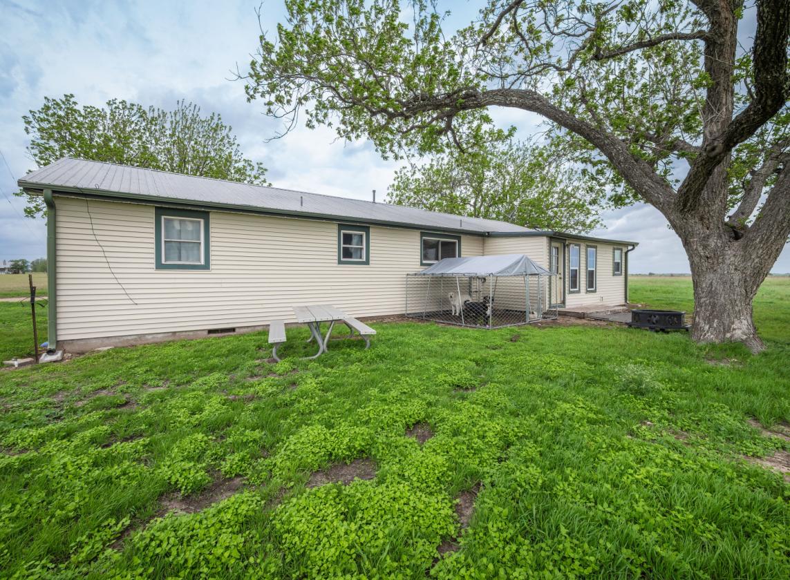 Classic 1946 Farmhouse with Barn & Arena - photo 15