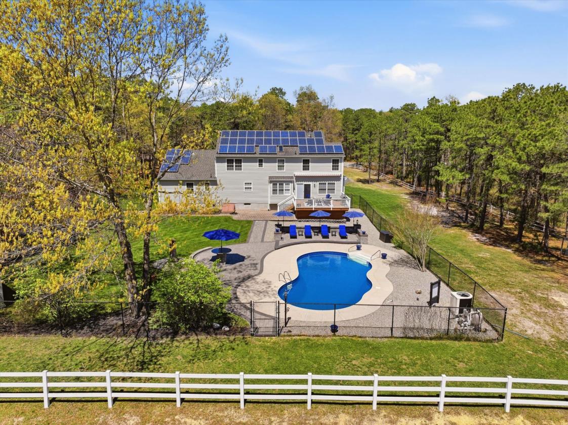 Luxury Farmhouse Residence Equestrian Suitable! - photo 22