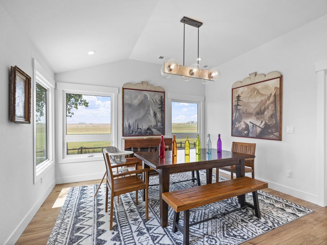 Stunning luxury 40 acre ranch w/water, barn + more - photo 18