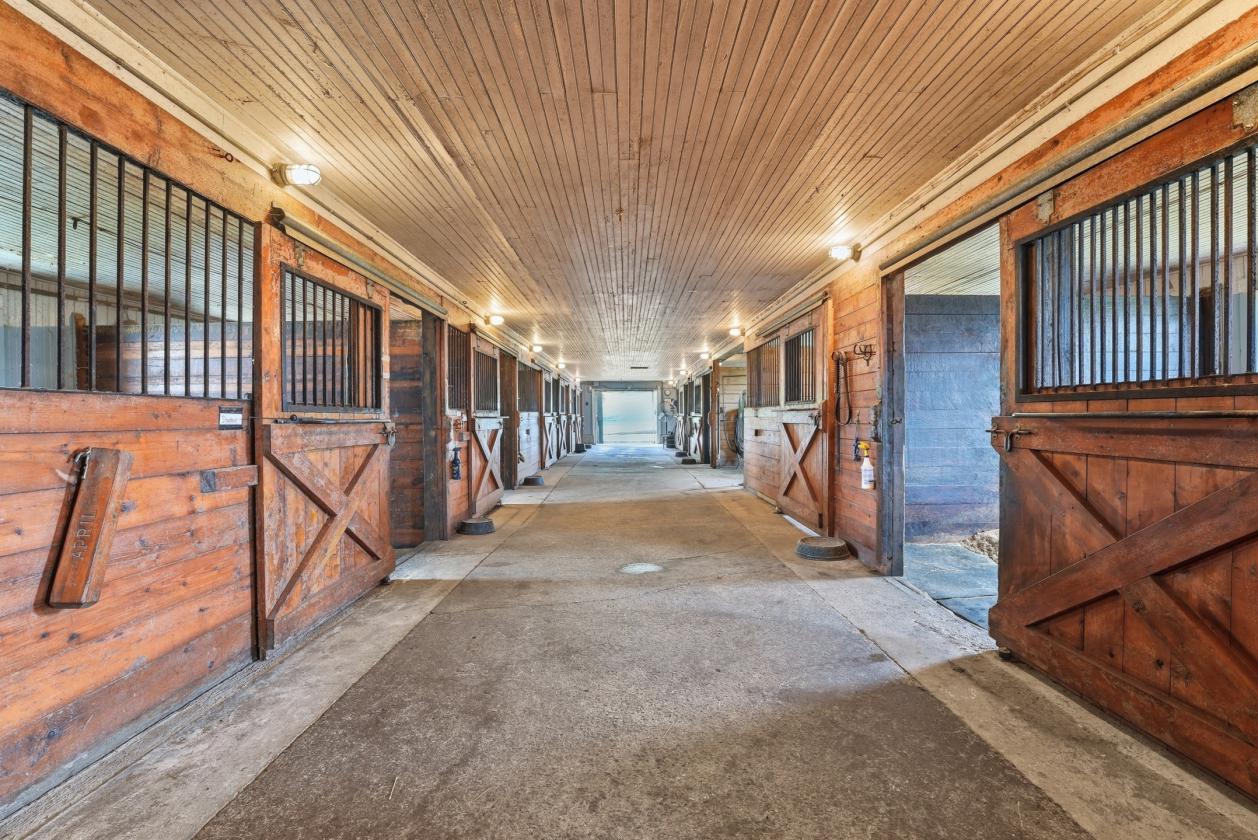 Horse farm with indoor arena & distant views - photo 19