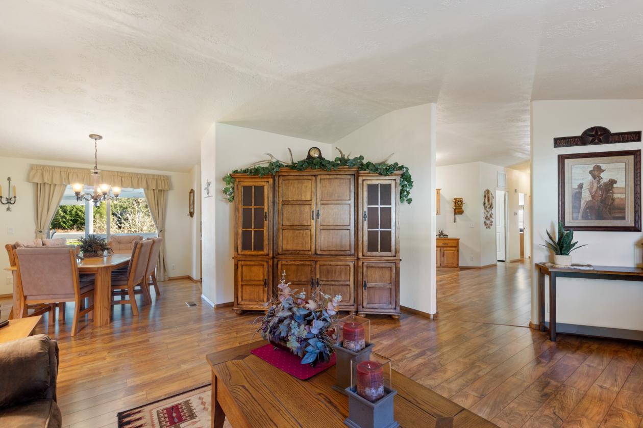 Experience True Country Living on This S. Oregon Estate - photo 9