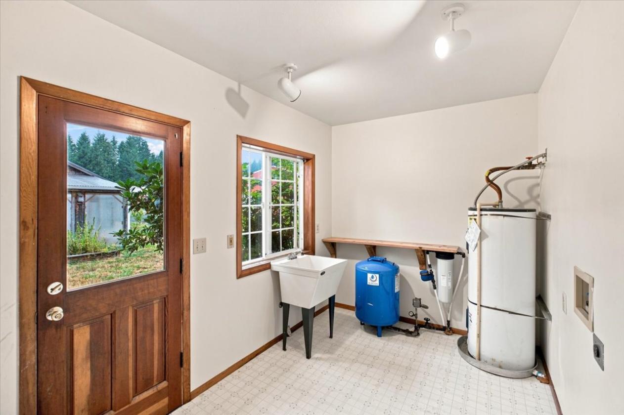 Pristine Hobby Farm in Coastal Oregon with a Creek - photo 8