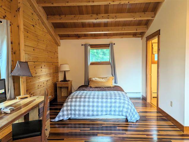 Beautifully crafted log cabin with lake frontage - photo 11