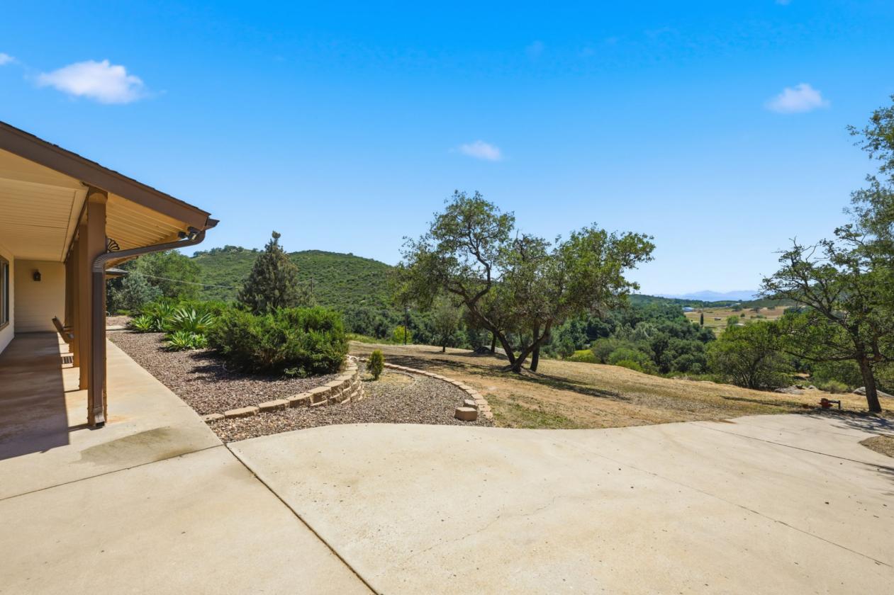 Private Ranch Style Home With Room for Horses - photo 5