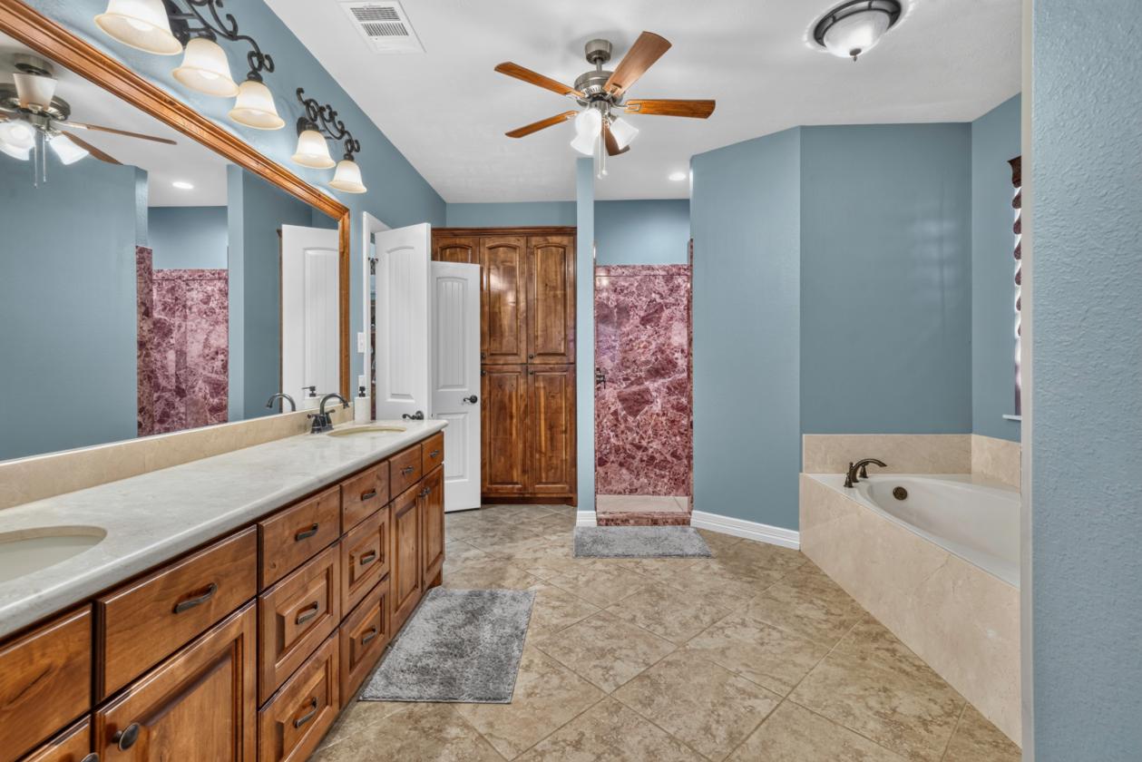 Luxury 32-acre Ranch Estate near Texas A&M - photo 12