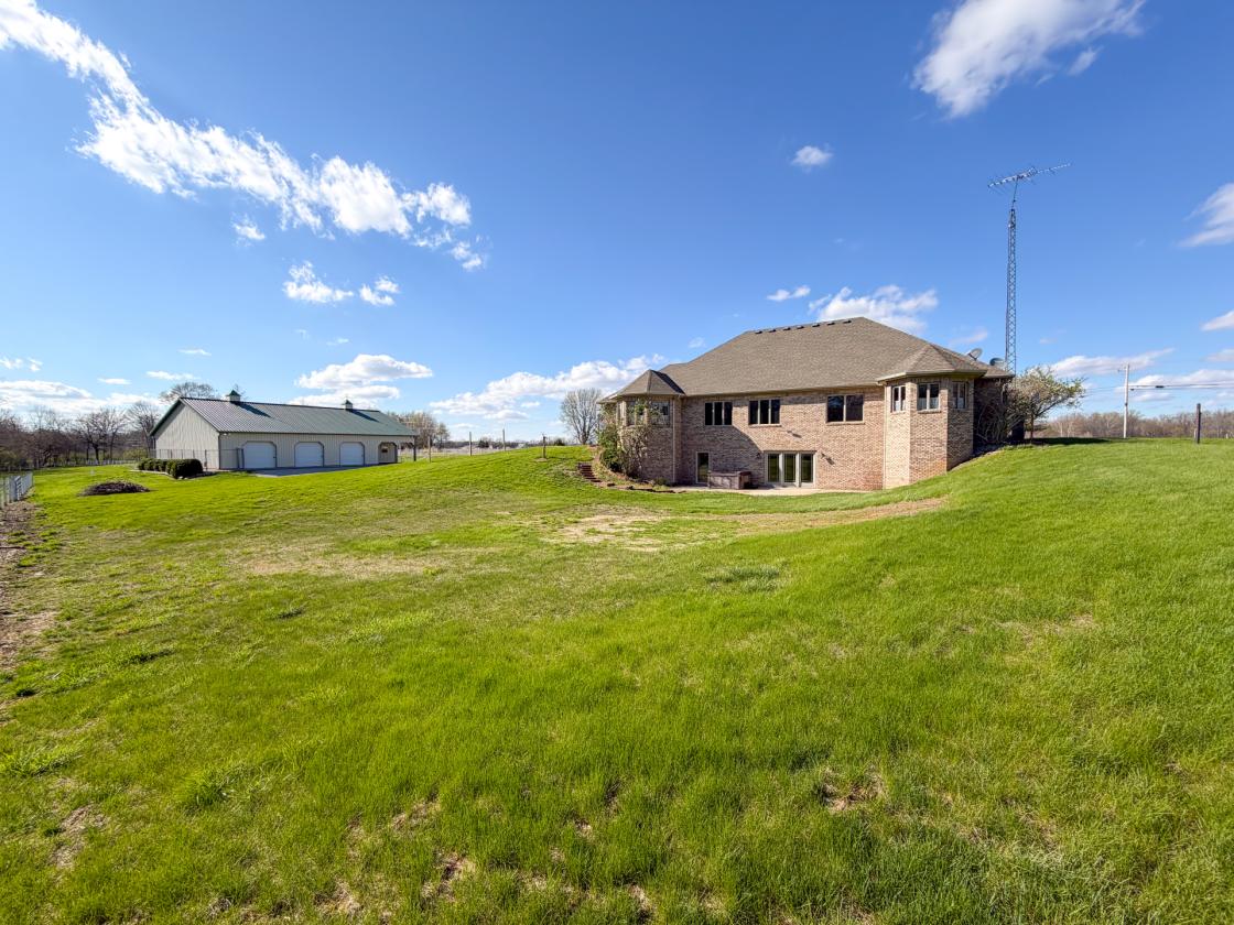 Traditional Ranch with Basement and Barn - photo 7