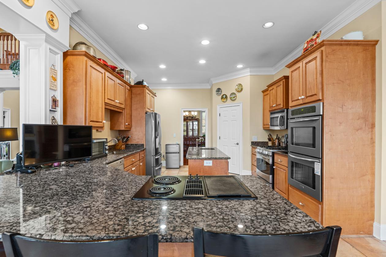 Custom home, pool and equestrian community! - photo 4