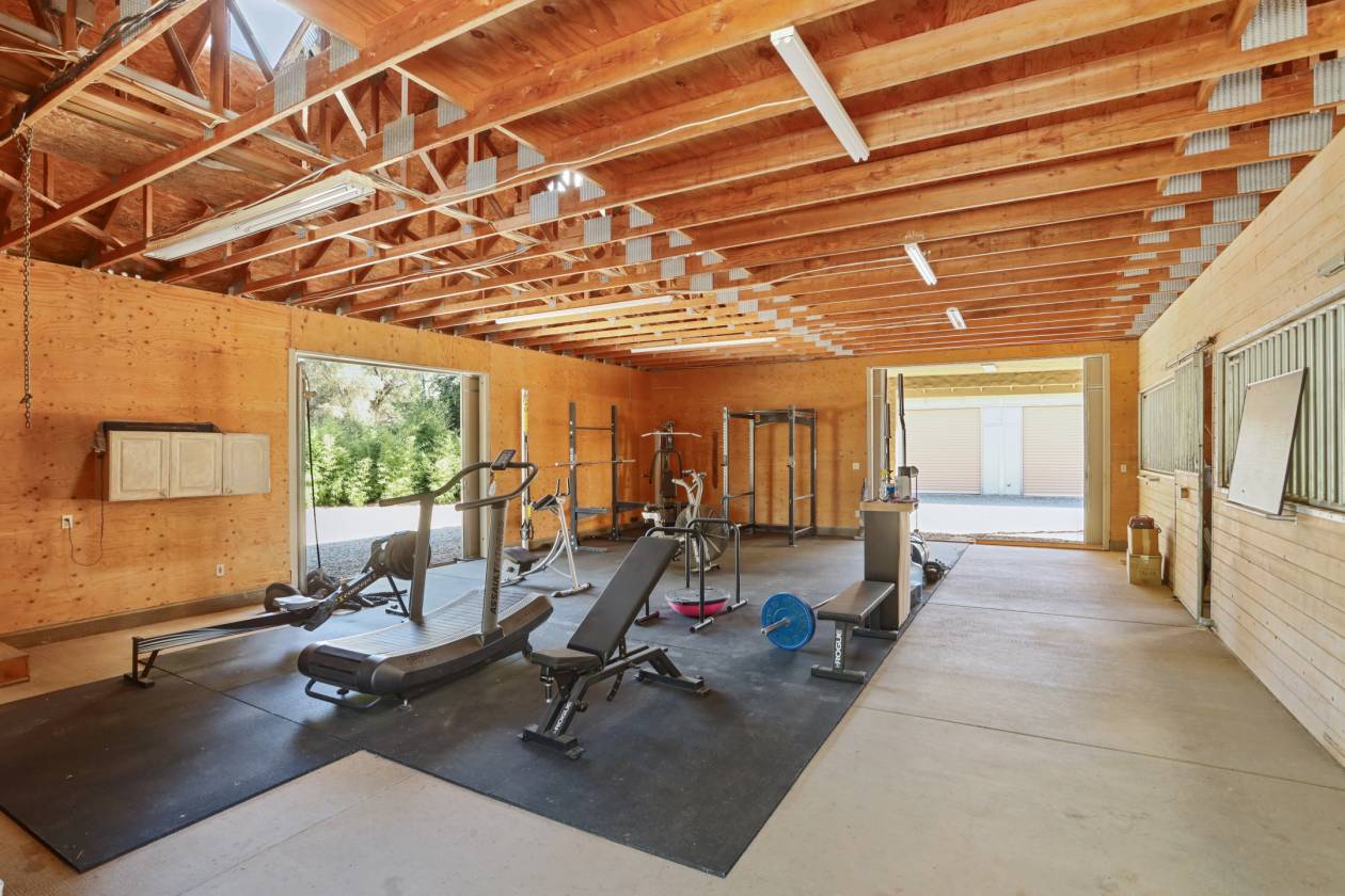 Estate with 7 pastures, 2 homes, lake, Vineyard - photo 17