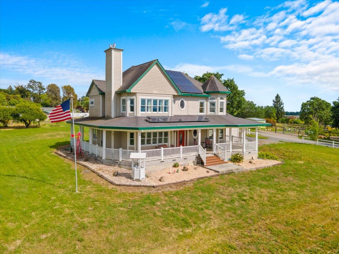Modern Victorian Inspired Farmhouse on 2.74 acres! - photo 28