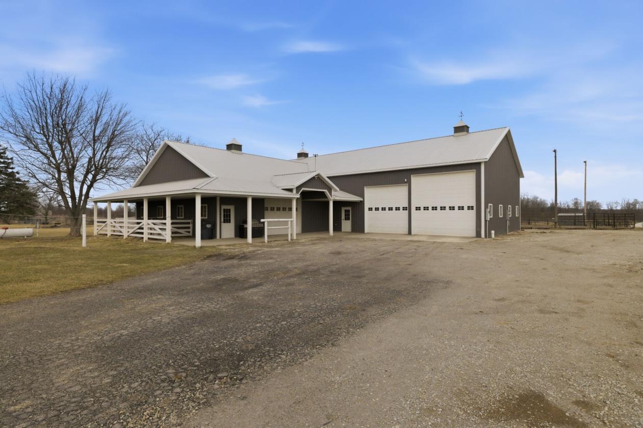 Private horse property with a modern touch! - photo 14