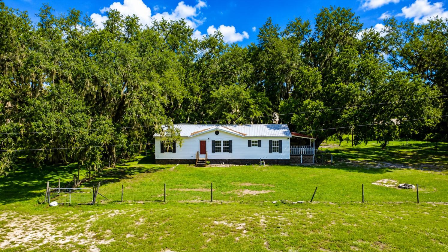 Manufactured home, 5 fenced acres, water supply - photo 10
