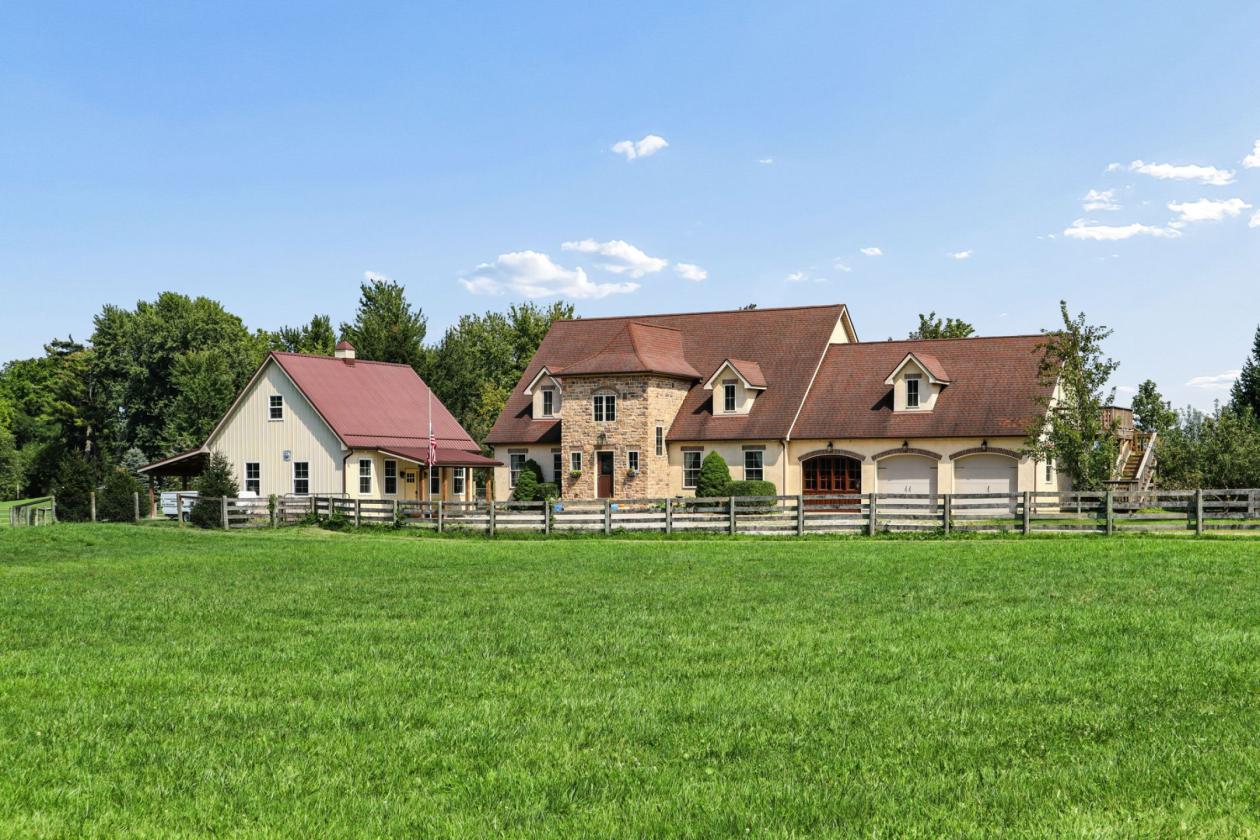 Distinctive Country Estate w 19 stall Horse Barn - photo 2