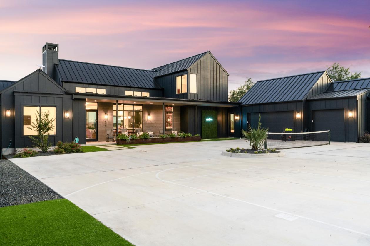 Luxe Estate w/State of the Art Horse Barn, Pond - photo 4