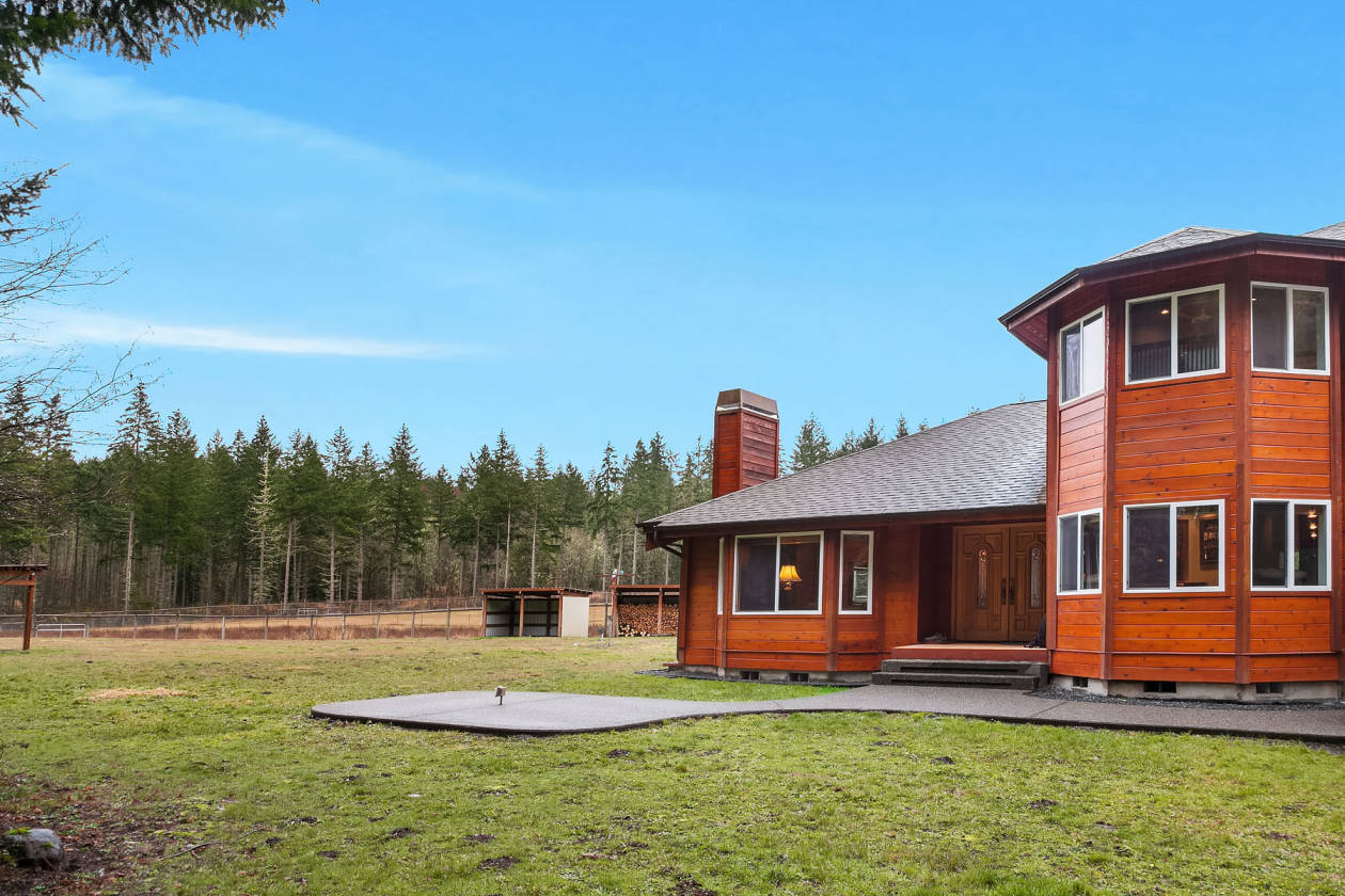 Custom Cedar Shaped Log Equestrian Home on 20+ acres Eatonville