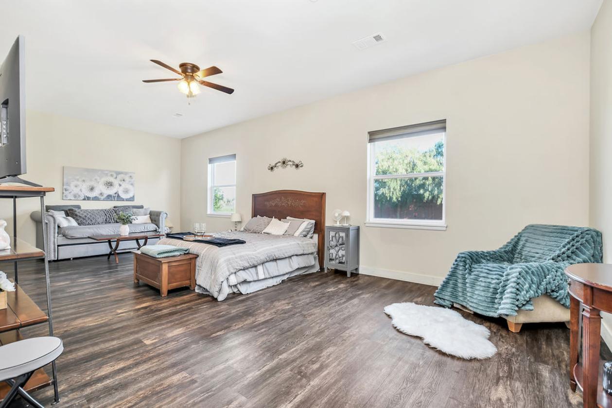 Newer custom single-story home - photo 5