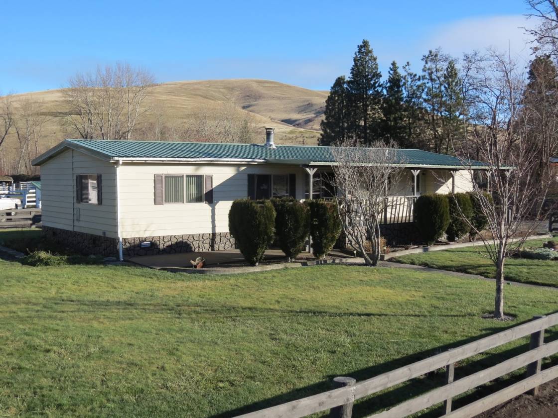 Beautiful riverfront horse property in the Blue Mountains of Eastern