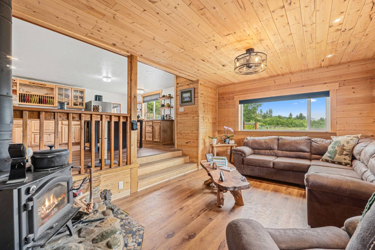 Columbia River views on 14 acres w/room for horses - photo 12