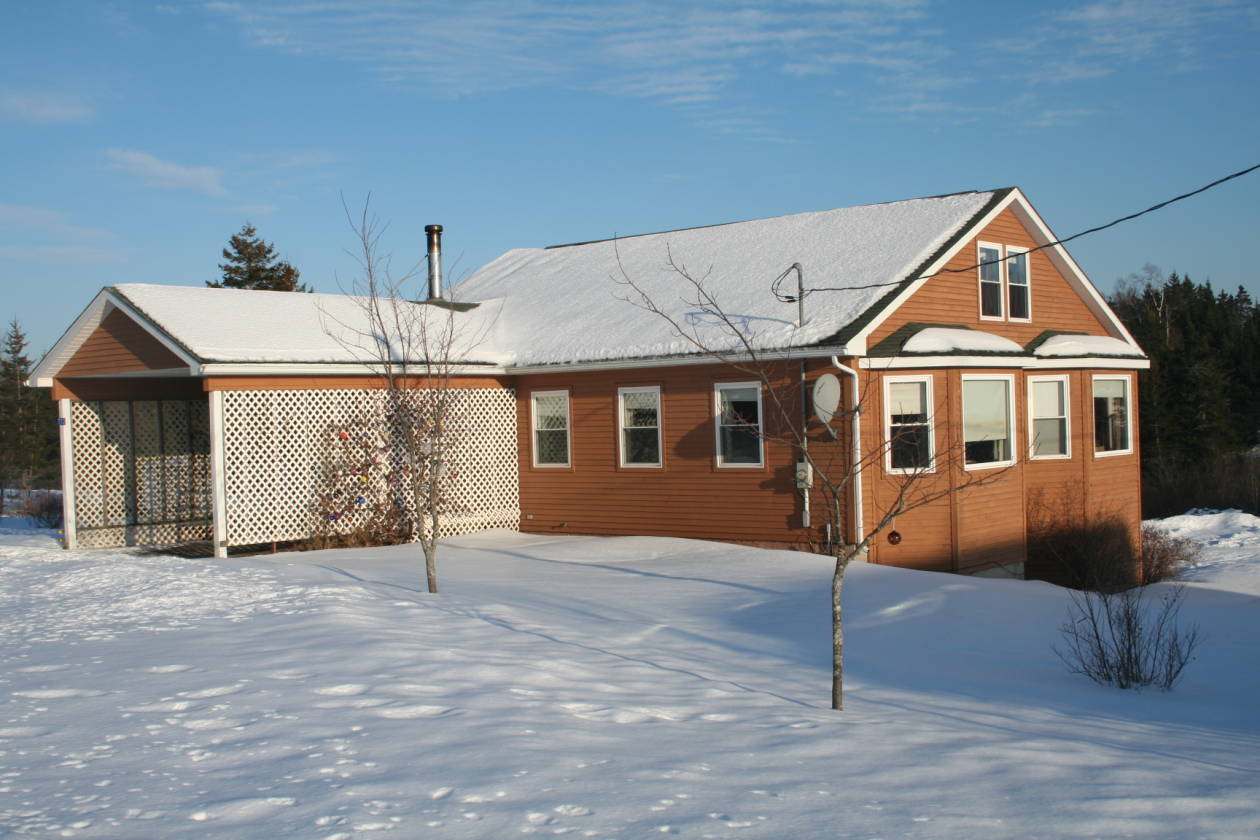 horse farm on lake with 4 houses and 2 barns New Horton, Albert