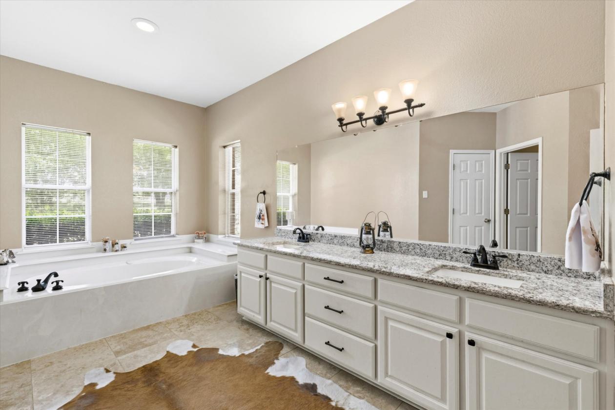 Luxury equestrian estate with a covered arena - photo 15