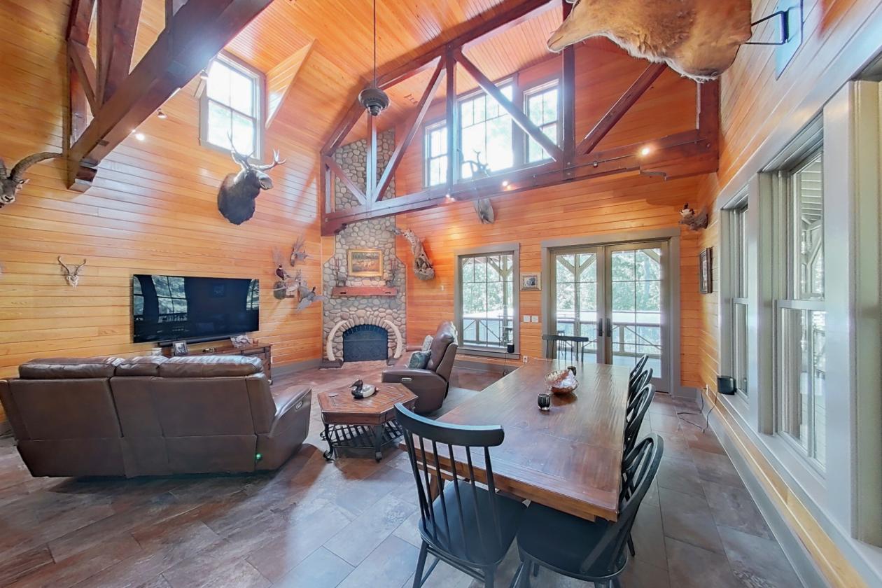 ONE-OF-A-KIND HOME IN EQUESTRIAN COMMUNITY - photo 4