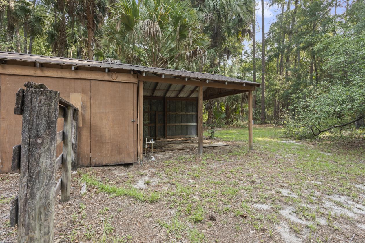 Luxury lake estate with acreage and horse stalls - photo 22