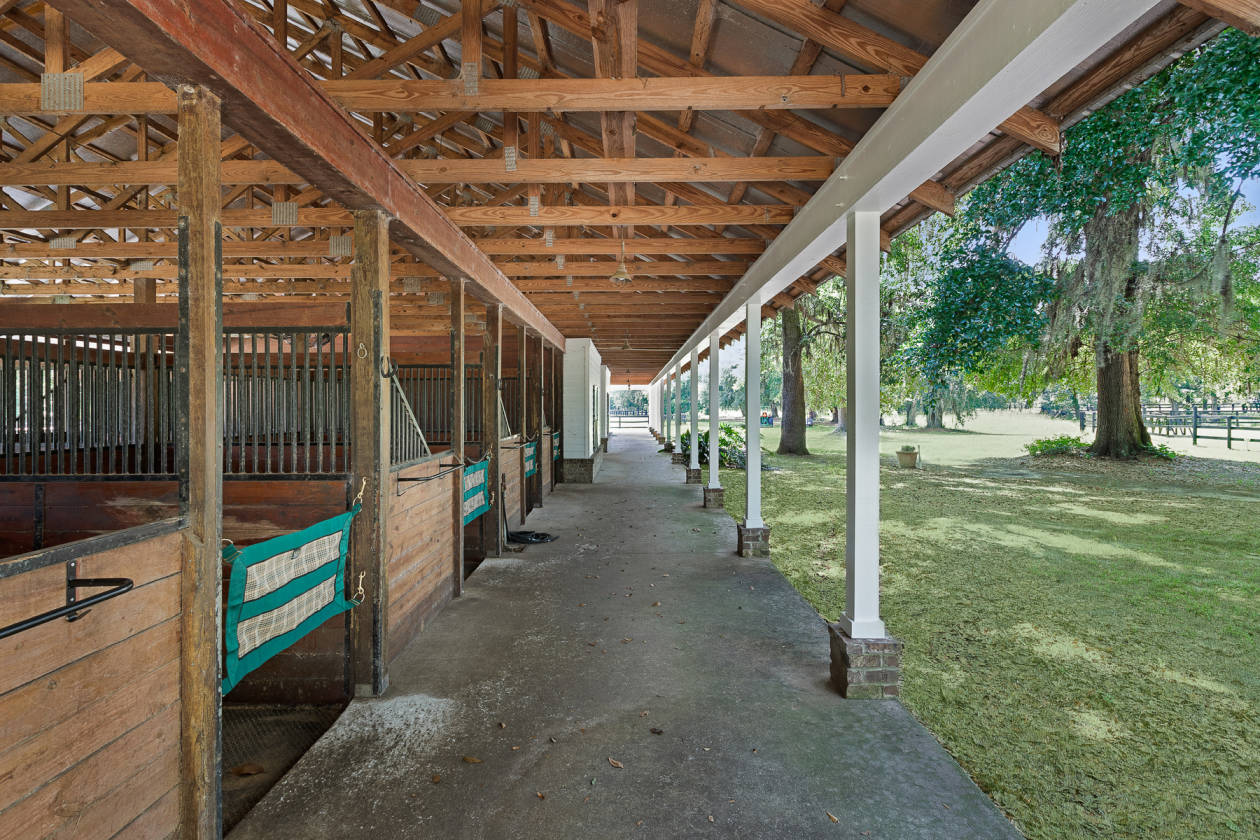 Private Luxury Equestrian Estate with 16 Stall Horse Barn Guyton