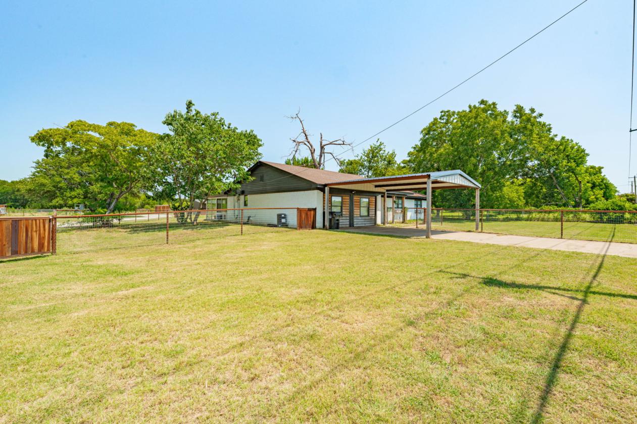 Fully Furnished Horse Property - Arena - Pool - photo 5