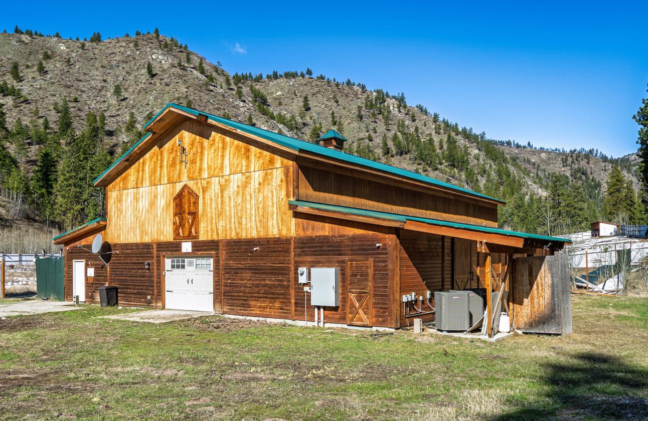 Secluded equestrian estate bounded by nat forest - photo 4